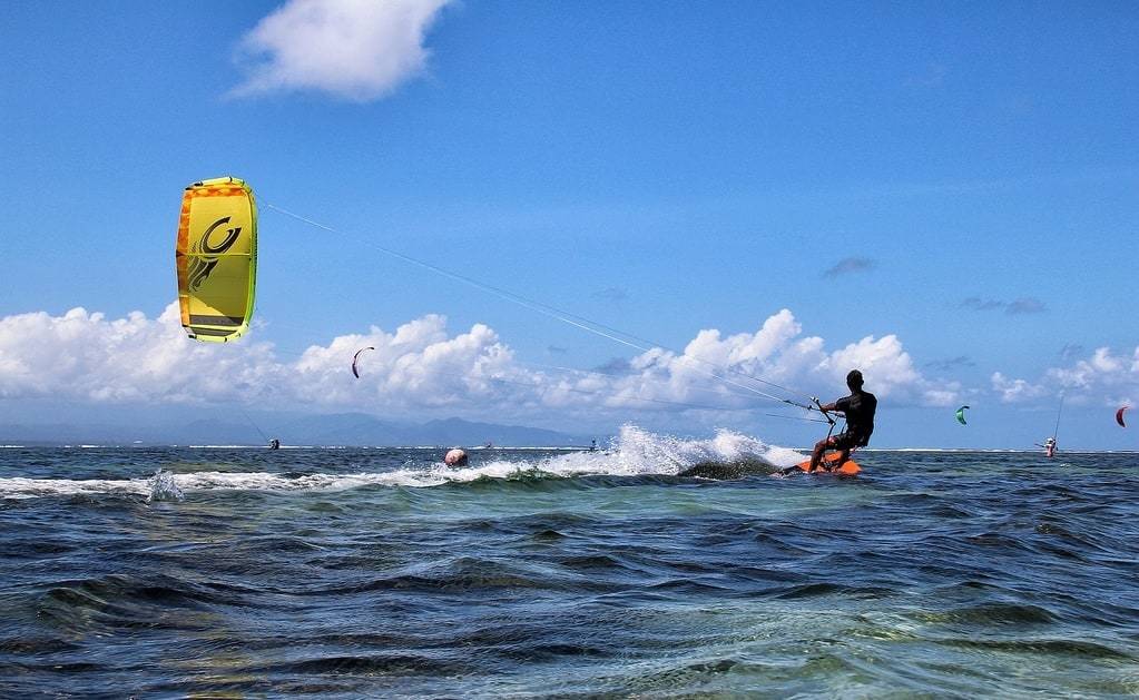 Explorez les spots de kitesurf en France pour une aventure estivale